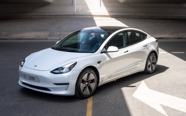 Tesla Model 3 (Blanco), 2023 - alquiler mensual en Ras Al Khaimah