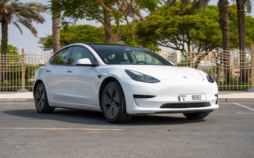 Аренда Tesla Model 3 (Белый), 2023 в Шарджа