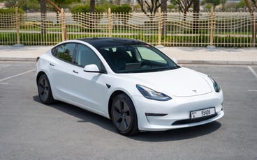 Tesla Model 3 (Blanco), 2023 - alquiler mensual en Ras Al Khaimah