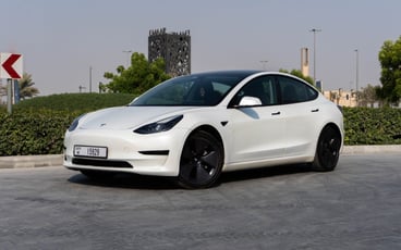 Alquile Tesla Model 3 (Blanco), 2023 en Dub&aacute;i