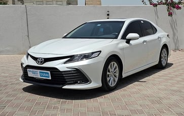 Affitta Toyota Camry (Bianca), 2024 a Dubai