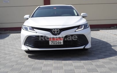 Toyota Camry (Blanco), 2019 para alquiler en Dubai