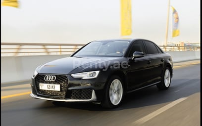 Audi A4 (Negro), 2018 para alquiler en Dubai