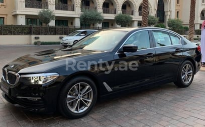 BMW 5 Series 520 (Черный), 2019 для аренды в Дубай