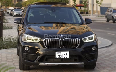 BMW X1 (Negro), 2019 para alquiler en Dubai