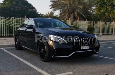Mercedes C63 AMG specs (Schwarz), 2018  zur Miete in Dubai