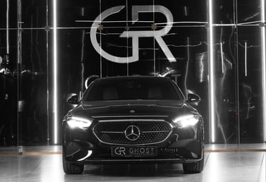 Dubai'de kiralık Mercedes E300 (Siyah), 2025