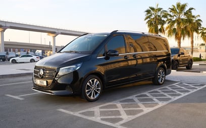 Mercedes V300 Avantgarde Extra Long (Negro), 2025 para alquiler en Abu Dhabi