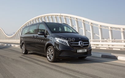 在哈伊马角租车 租 Mercedes V250 (黑色), 2023