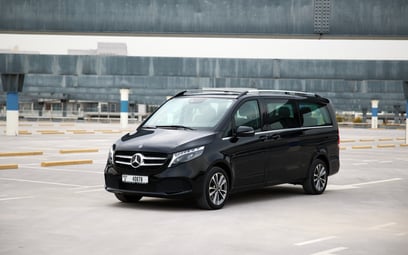 Mercedes V250 (黑色), 2023 - 哈伊马角租车租赁报价