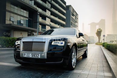 Rolls Royce Ghost Series II (Negro), 2017 para alquiler en Dubai