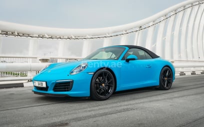 Porsche 911 Carrera cabrio (Azul), 2018 para alquiler en Dubai