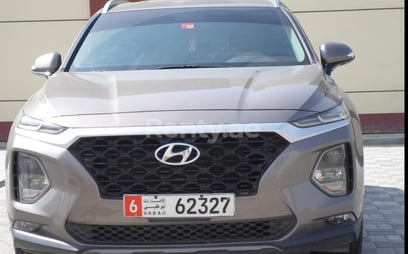 Hyundai Santa Fe (Коричневый), 2019 для аренды в Абу-Даби