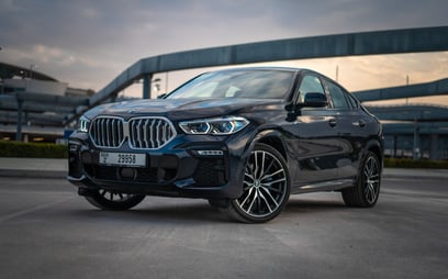 BMW X6 M-kit (Azul Oscuro), 2022 para alquiler en Dubai