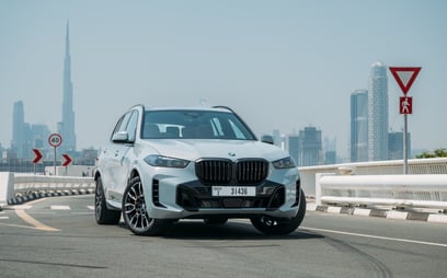 BMW X5 (Gris), 2024 para alquiler en Dubai