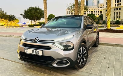 Citroen C4X (Grise), 2024 &agrave; louer &agrave; Duba&iuml;