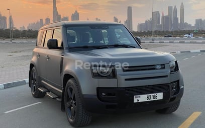 Range Rover Defender (Grise), 2021 à louer à Dubai
