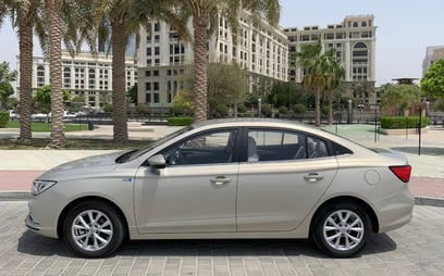 MG5 (Gris), 2025 para alquiler en Dub&aacute;i