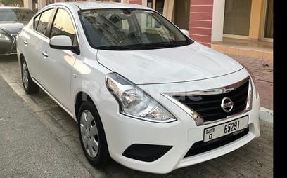在迪拜 租 Nissan Sunny (灰色), 2021