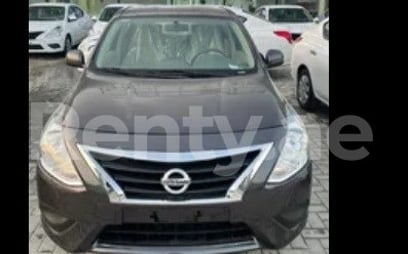 在迪拜 租 Nissan Sunny (灰色), 2022