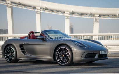 Porsche Boxster (Gris), 2020 para alquiler en Dubai