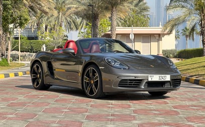 Porsche Boxster (Grijs), 2020 te huur in Dubai