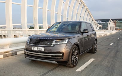 Range Rover Vogue (Grise), 2023 à louer à Abu Dhabi