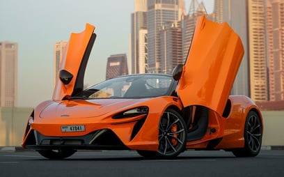 McLaren Artura (Arancia), 2023 in affitto a Ras Al Khaimah