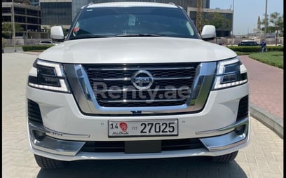 Nissan Patrol (Bianco grigio), 2021 in affitto a Dubai