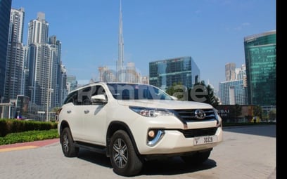 Toyota Fortuner (Жемчужно-белый), 2020 для аренды в Дубай