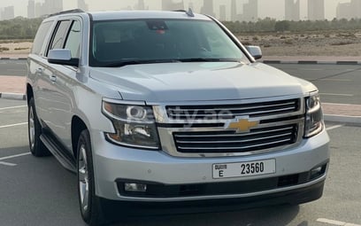 Chevrolet Suburban (Серебро), 2018 для аренды в Дубай