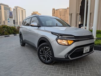 Abu Dabi'de kiralık KIA Carens (G&uuml;m&uuml;ş), 2025