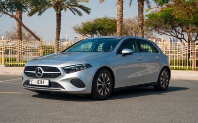 Mercedes A180 (Silber), 2024 zur Miete in Sharjah