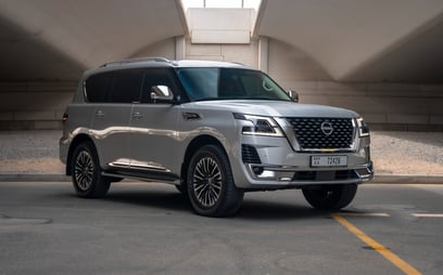 Nissan Patrol Platinum V6 (Argento), 2024 in affitto a Abu Dhabi