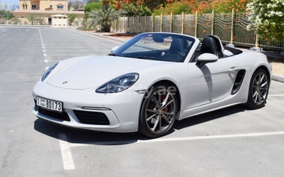 Porsche Boxster (Weiß), 2018  zur Miete in Dubai