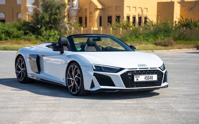 Audi R8 Spyder (Bianca), 2024 in affitto a Ras Al Khaimah