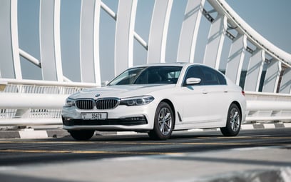 BMW 520i (Weiß), 2020  zur Miete in Dubai