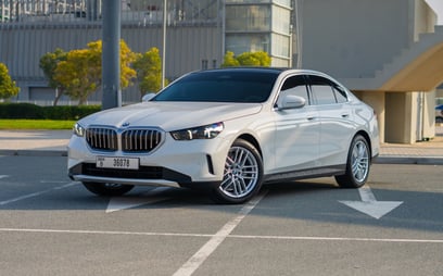 BMW 520i (Weiß), 2024  zur Miete in Dubai
