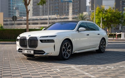 BMW 7 Serie (Wei&szlig;), 2025 zur Miete in Abu Dhabi