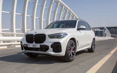 BMW X5 40iM (Weiß), 2023  zur Miete in Dubai