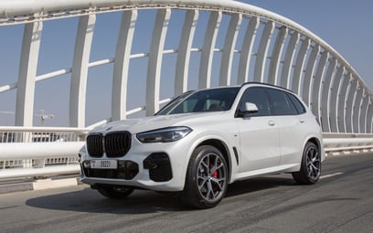 BMW X5 40iM (Blanc), 2023 à louer à Abu Dhabi