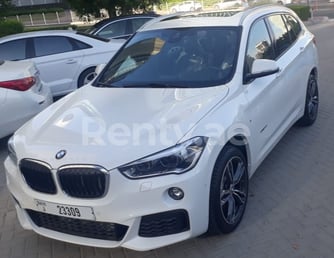 BMW X1 (Blanco), 2019 para alquiler en Dubai