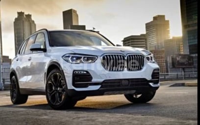 BMW X5 (Blanco), 2019 para alquiler en Dubai