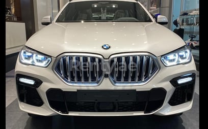 BMW X6 (Blanco), 2022 para alquiler en Dubai