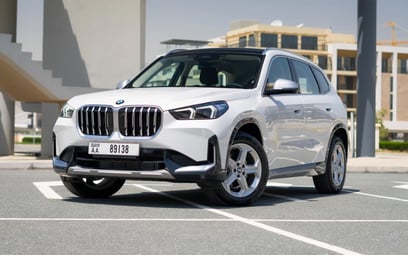 BMW X1 (Blanco), 2024 para alquiler en Dubai