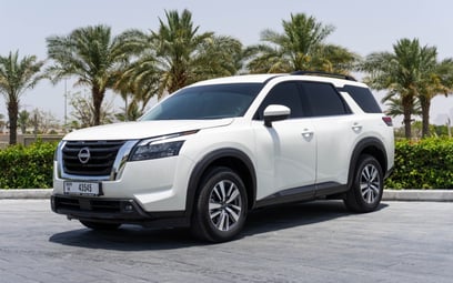 Nissan Pathfinder (Blanco), 2024 para alquiler en Sharjah