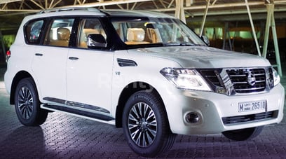 Nissan Patrol (Blanco Brillante), 2018 para alquiler en Dubai
