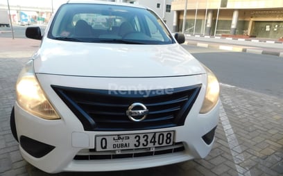 Nissan Sunny (Белый), 2015 для аренды в Дубай