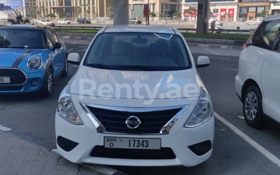 在迪拜 租 Nissan Sunny (白色), 2019