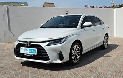 Toyota Yaris (Белый), 2023 для аренды в Дубай